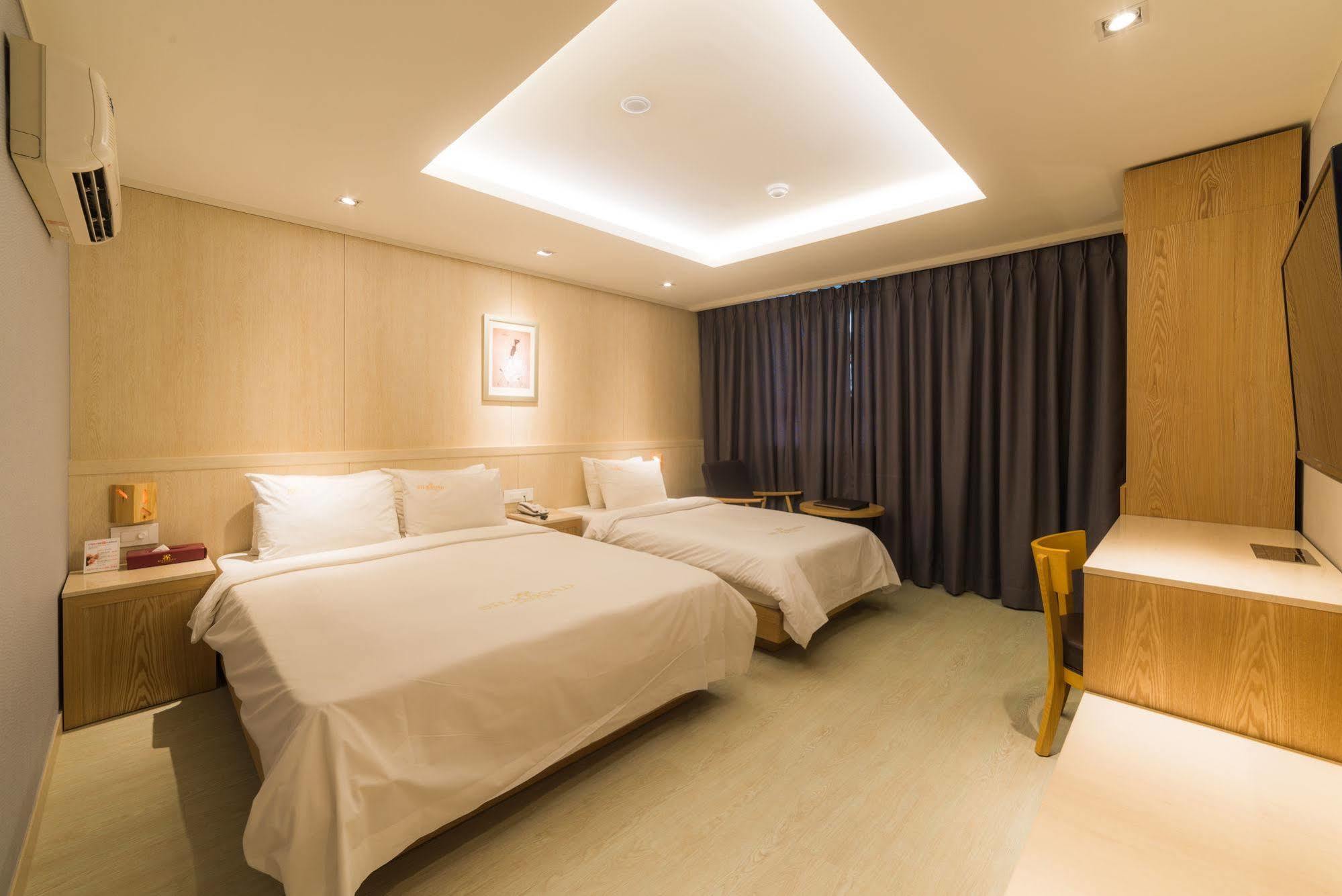 Reborn Suwon Silkroad Hotel Exterior foto